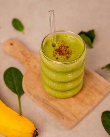 Ballasstoffreicher Shake mit Banane, Spinat und Flohsamenschalen | © SONNENTOR