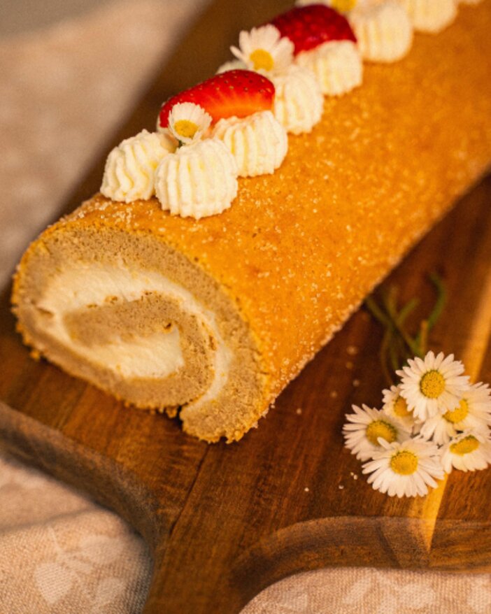 Buchweizen-Biskuitroulade mit Vanillecreme und Erdbeeren